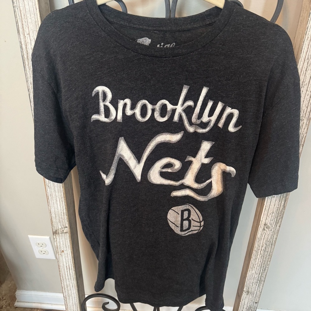 Brooklyn Nets Sportiqe Script Logo T Shirt NBA Black Size Large‎